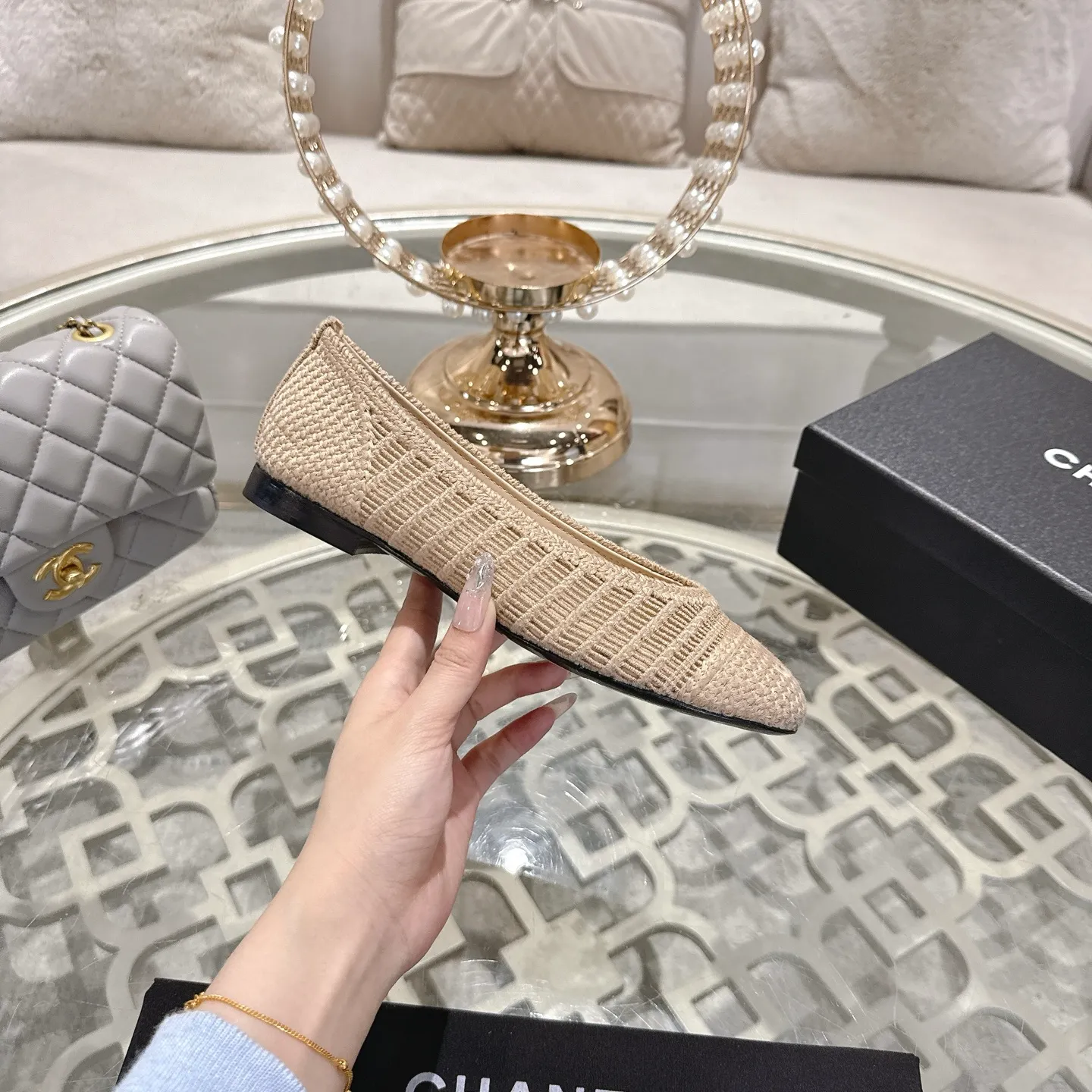 💕💕Factory direct selling price p540💕💕 Chanel 25SS finally releases woven ballet shoes‼ ️ Shoes worthy of their own article, I have to say that they are finally waiting for you! So elegant and chill. Wear it in the summer to enjoy the breeze and walk on the street. Round square toe design. Cute and cute~ The appearance is super online. When you wear it, you will feel like a wealthy daughter. I thought it was good-looking. Only when I put it on my feet do I know how easy it is to wear~ Upper: Exclusive custom-made mesh (comfortable and breathable) Foot pad: Sheepskin Outsole: Genuine leather sole imported from Italy Size: 35-39 (customized at 40.41.42)